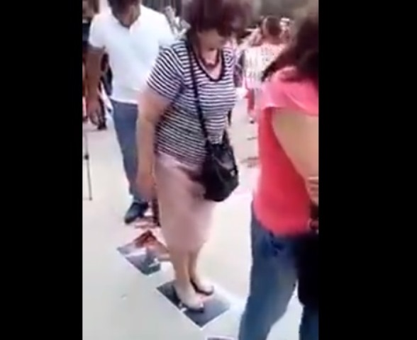 Армяне в Париже вытирают ноги о фото Саргсяна - ВИДЕО